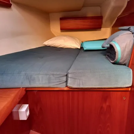 Bateau-hôtel Voilier Sun Odyssey 42 *