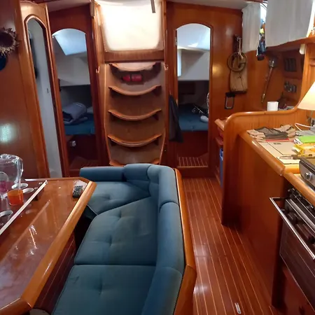 Voilier Sun Odyssey 42 ספינת מלון אגדה